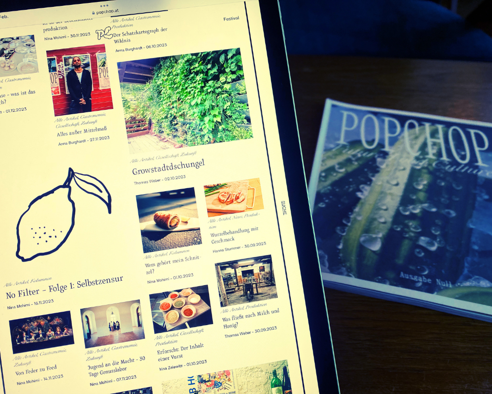 Die Website von Popchop auf einem Tablet-Device. Im Hintergrund sieht man das Printmagazin